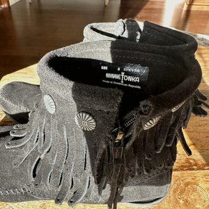 LIKE NEW Minnetonka Double Fringe Side Zip Boot